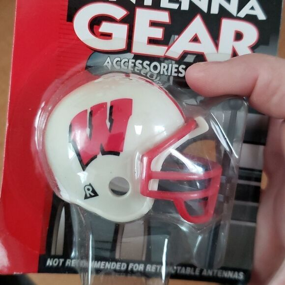NWT Riddell Wisconsin Badgers Antenna Gear Football Helmet - Picture 2 of 6